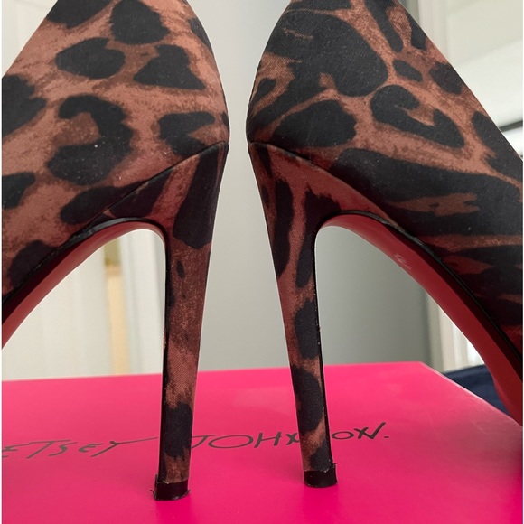 BETSY JOHNSON LEOPARD POM PUMPS - Picture 7 of 7